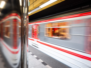 Konec projíždění Radlické. Metro znovu zastavuje v obou směrech, přibyl výtah