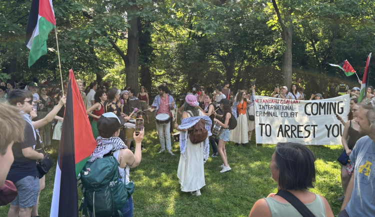 Asi tři stovky lidí se zapojily do průvodu na podporu Palestiny a proti Izraeli