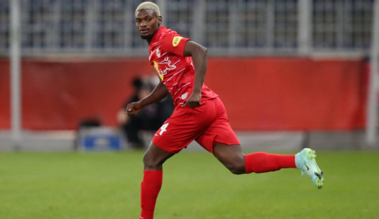 Fotbalisty Dukly posílil záložník Tijani, klubu se upsal na několik let