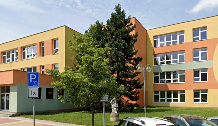 Někteří školáci z Kopřivnice už mají prázdniny, jejich škola potřebuje opravu