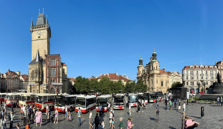 FOTO: Slavnostní průvod připomněl sto let autobusové dopravy v Praze