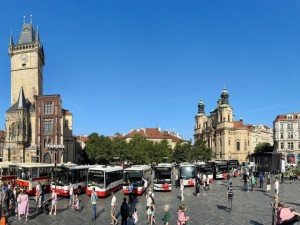 FOTO: Slavnostní průvod připomněl sto let autobusové dopravy v Praze