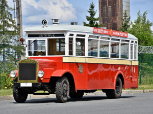 Slavnostní průvod připomněl sto let autobusové dopravy v Praze