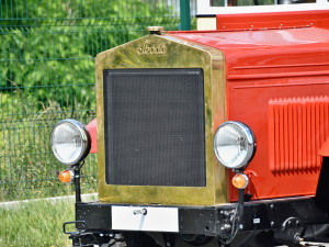Slavnostní průvod připomněl sto let autobusové dopravy v Praze