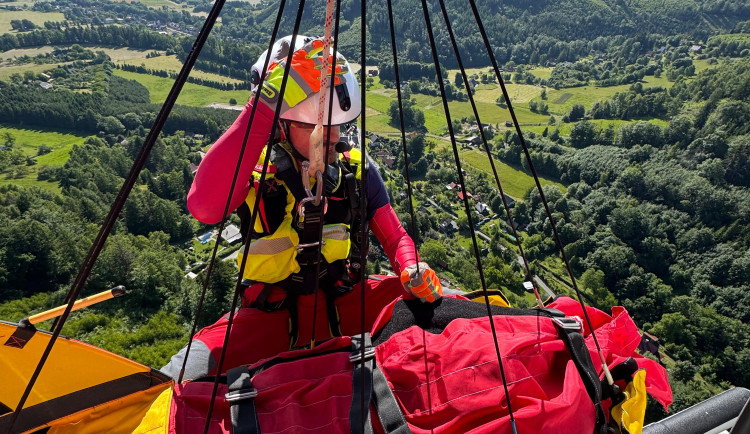 Žena v Beskydech si poranila nohu. Zásah v terénu byl pro zdravotníky náročný