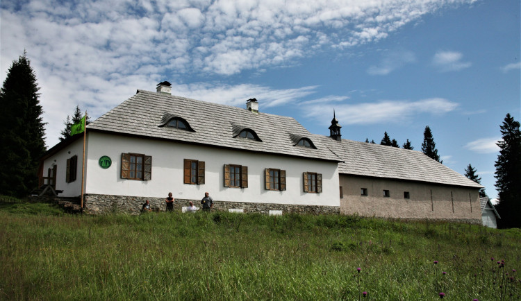 Legendární hájovna na Březníku leží v části Šumavy s nejdrsnějším počasím. Teď láká na novou výstavu