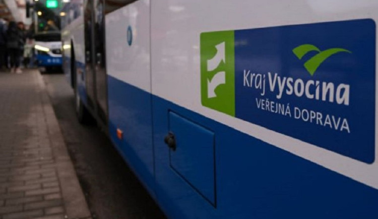 Kraj bude dotovat jízdné dětí a seniorů. Kupujete si voliče, kritizovala opozice