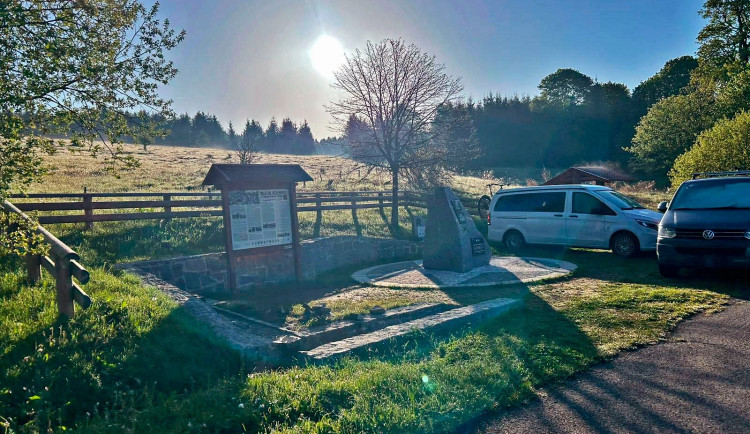 Za skandální parkování u známého šumavského památníku už padly první pokuty