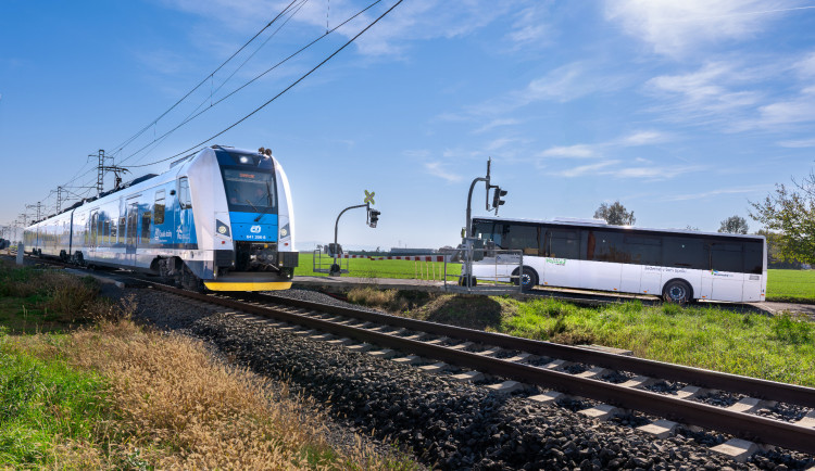 Olomoucký kraj od července zvýší slevy na jízdné, opozice to kritizuje