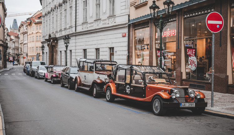 Vyhlídkové jízdy falešnými veterány jsou taxislužba, soud potvrdil firmě pokutu