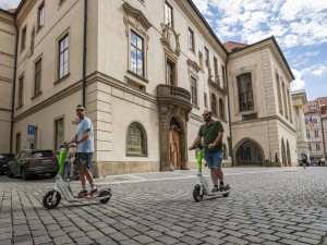 Zákaz sdílených koloběžek se odkládá, Hřibův návrh neschválili radní
