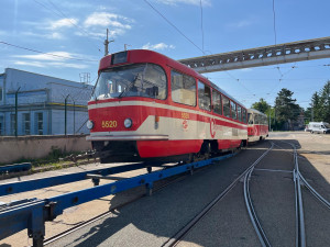 VIDEO: V dílnách brněnského dopravce opraví šest pražských retro tramvají