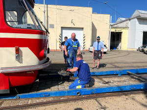 VIDEO: V dílnách brněnského dopravce opraví šest pražských retro tramvají