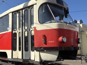 VIDEO: V dílnách brněnského dopravce opraví šest pražských retro tramvají