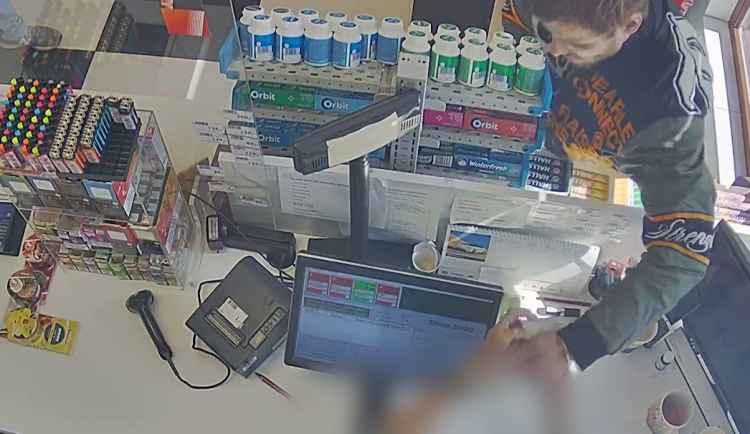 Lupič si odnesl několik tisíc.