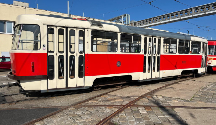 VIDEO: V dílnách brněnského dopravce opraví šest pražských retro tramvají