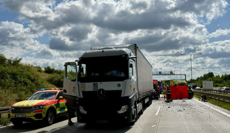 Při nehodě na pražském okruhu zemřeli dva lidé, doprava na letiště stojí