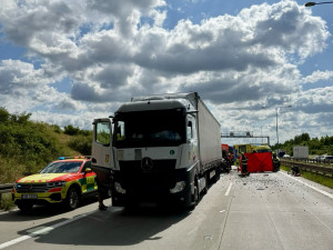 Při nehodě na pražském okruhu zemřeli dva lidé, auta na letiště stála v kolonách