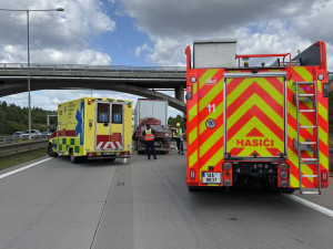 Při nehodě na pražském okruhu zemřeli dva lidé, doprava na letiště stojí
