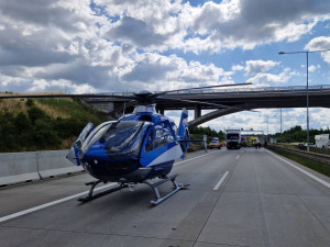 Při nehodě na pražském okruhu zemřeli dva lidé, doprava na letiště stojí