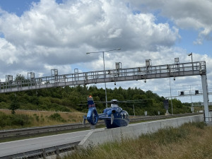 Při nehodě na pražském okruhu zemřeli dva lidé, doprava na letiště stojí