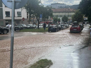 V Libni prasklo potrubí, voda zaplavila okolí