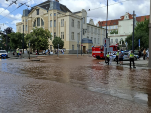 V Libni prasklo potrubí, voda zaplavila okolí