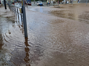 V Libni prasklo potrubí, voda zaplavila okolí