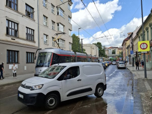 V Libni prasklo potrubí, voda zaplavila okolí