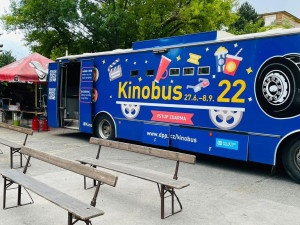 Kinobus Dopravního podniku promítá po celé Praze, v repertoáru má letos 19 filmů