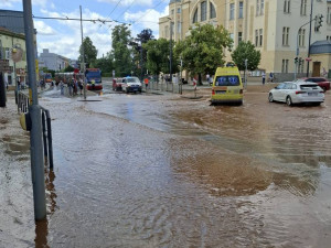 V Libni prasklo potrubí, voda zaplavila okolí
