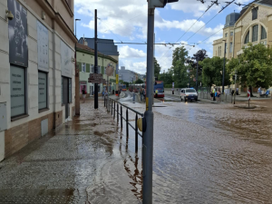 V Libni prasklo potrubí, voda zaplavila okolí