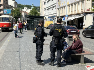 Praha 5 i policie si chválí kontroly na Andělu, podle místních se problém jen přesunul