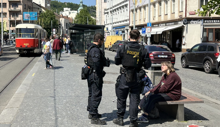 Policisté hlídkují na Andělu ve dne i v noci.