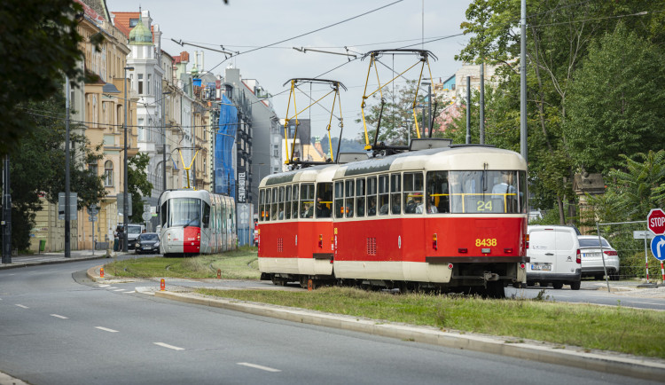 Delší intervaly a zrušení linek. V pražské MHD začínají platit prázdninové jízdní řády