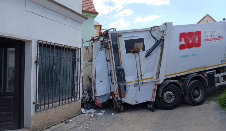 Popelářské auto se probouralo do jednoho domu a narušilo jeho statiku