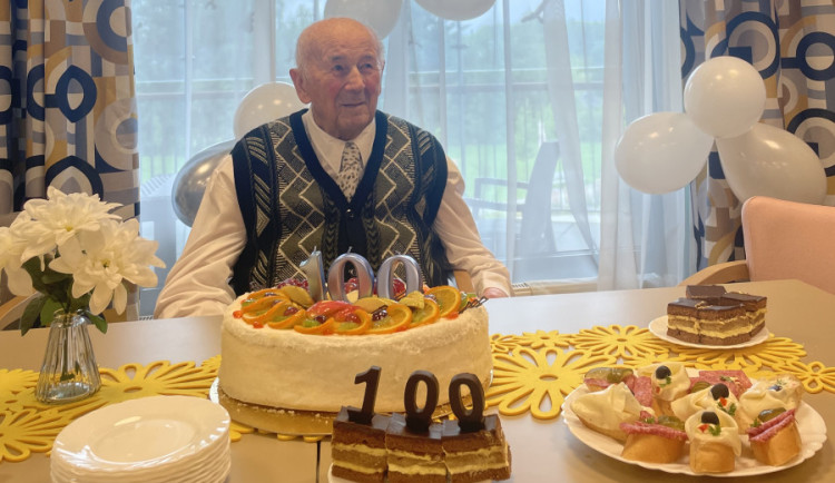 Mám rád žemlovku, krupicovou kaši a slivovici, usmívá se stoletý Antonín Pecha