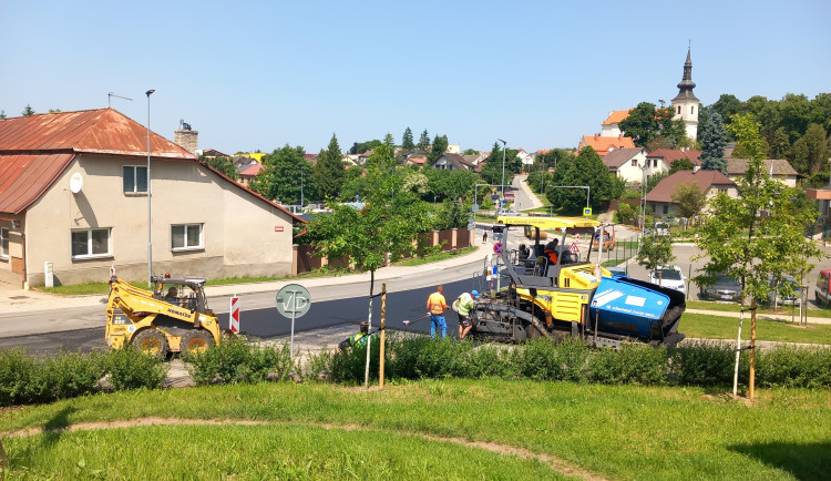 Opravu frekventované ulice v Polné krajští cestáři reklamovali, už je průjezdná