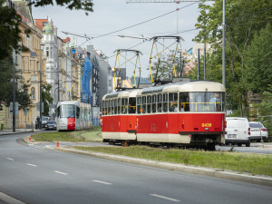 Delší intervaly a zrušení linek. V pražské MHD začínají platit prázdninové jízdní řády