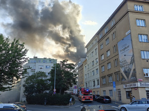 Ve Vinohradské hořela kancelářská budova, zasahovalo 13 hasičských jednotek