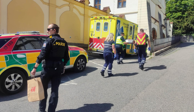 Dítě si převzali zdravotníci.