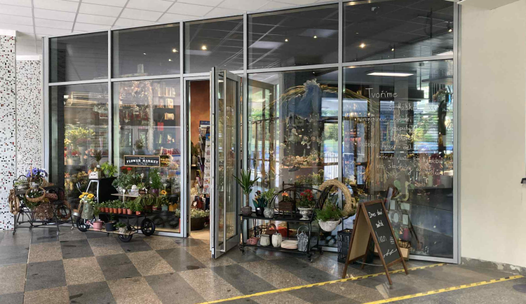 Nemocnice Motol vypověděla některé smlouvy, třeba na provoz květinářství