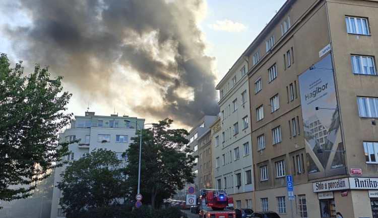 Ve Vinohradské hoří výšková budova.