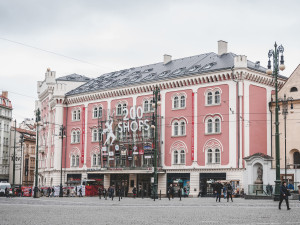 Tři nákupní centra v Praze byla půl dne zavřena, nahlásili tam bomby