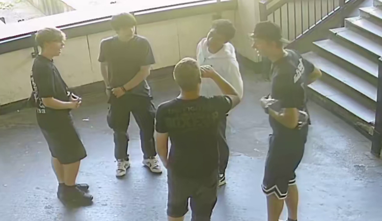 Mladíka napadli a ukradli mu boty, policie hledá svědky