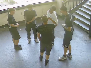 Mladíka napadli a ukradli mu boty, policie hledá svědky