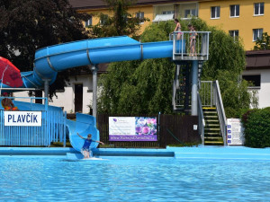 PŘEHLED: Venkovní bazény jedou naplno. Kde se vykoupat a jaké je vstupné?