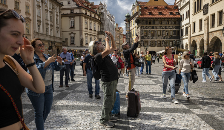 Lidé na Staroměstském náměstí protestovali proti masovému turismu