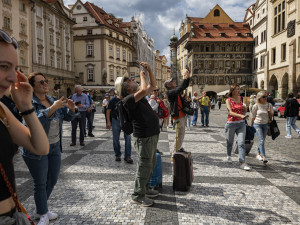 Lidé na Staroměstském náměstí protestovali proti masovému turismu