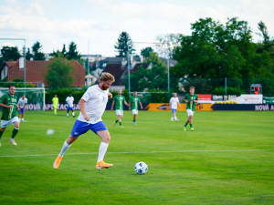 Světové hvězdy bavily v Chabrech. Chyběly jen gripeny, smál se hostitel Šmicer